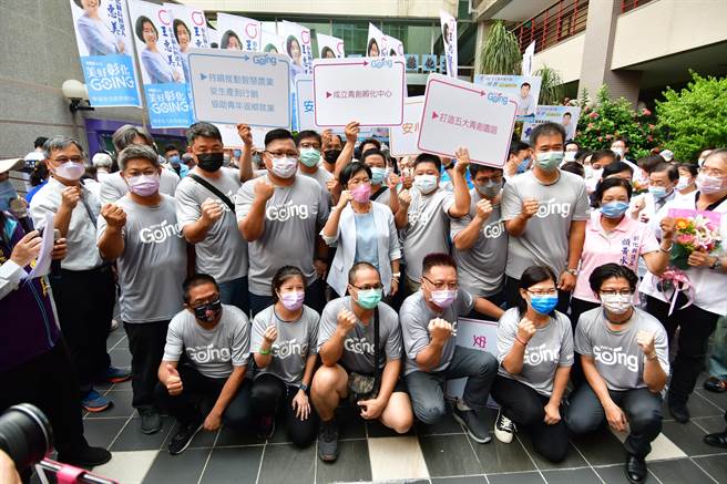 彰化县长王惠美31日上午在13个医事团体与青农等同下到彰化县选委会完成登记。（吴敏菁摄）