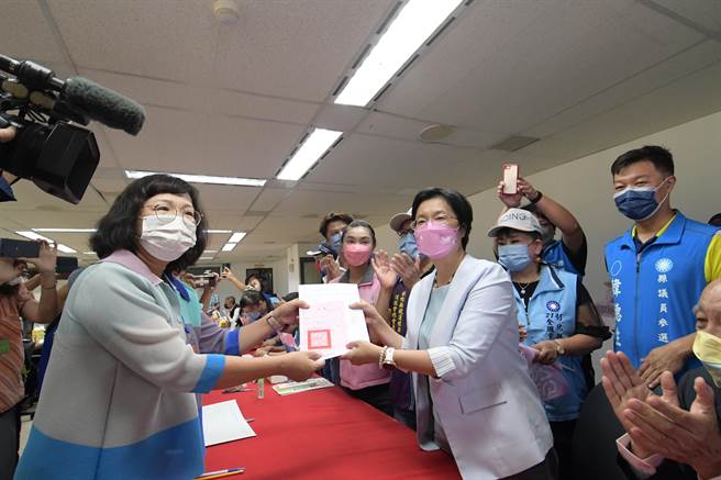 彰化县长王惠美31日上午在13个医事团体与青农等同下到彰化县选委会完成登记。（吴敏菁摄）