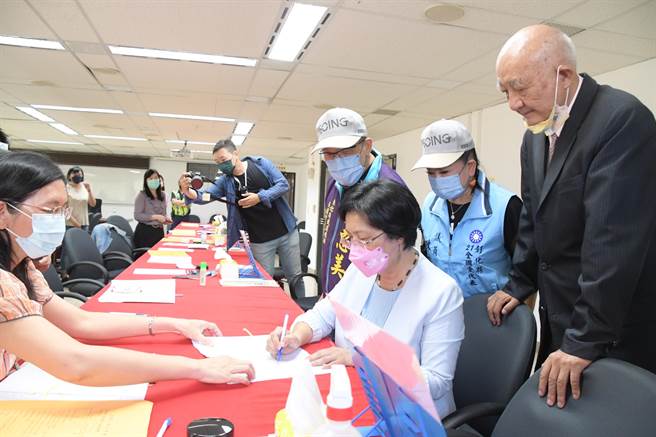 彰化县长王惠美31日上午在13个医事团体与青农等同下到彰化县选委会完成登记。（吴敏菁摄）