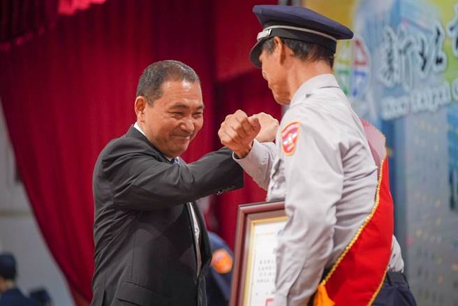 侯友宜感谢他们对治安、交通工作的长年付出，并讚扬他们是「推动市政工作的幕后功臣」。（新北市警察局提供／李奇叡新北传真）