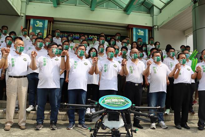 争取连任的嘉义县长翁章梁今上午在立委陈明文、蔡易余、议长张明达、副议长陈怡届及党籍议员、乡镇长参选人、各乡镇后援会会长等陪同下完成参选登记。（吕妍庭摄）