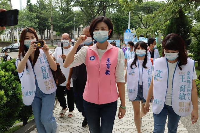 国民党县长参选人王育敏也在党籍议员、乡镇长参选人陪同下，完成参选登记。（吕妍庭摄）
