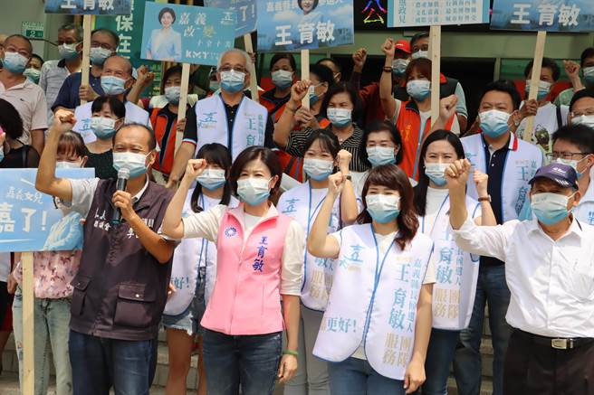 国民党县长参选人王育敏也在党籍议员、乡镇长参选人陪同下，完成参选登记。（吕妍庭摄）