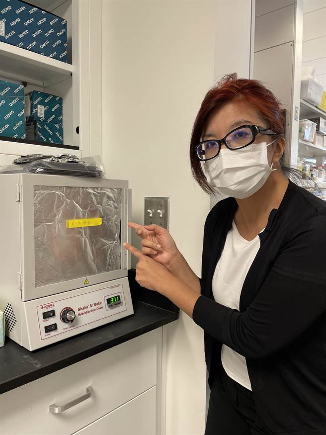 中视新闻赴美採访疫苗开发者，并进实验室独家拍摄。（中视新闻提供）