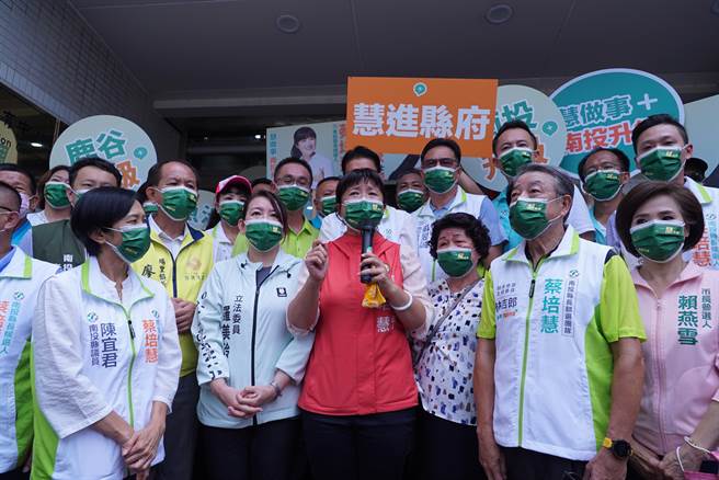 蔡培慧31日在媽媽與黨籍民代、支持者的陪同下，到南投縣選舉委員會登記參選南投縣長。（吳建輝攝）