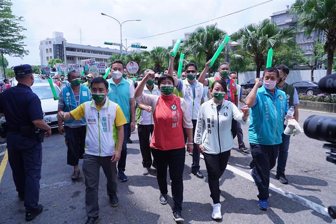 民進黨南投縣長參選人蔡培慧，31日上午到南投縣選舉委員會登記參選，不過在登記前慘遭對手許淑華提告。（吳建輝攝）