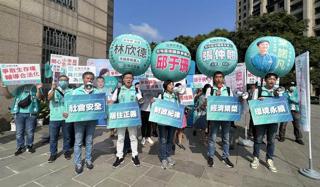 民眾黨台中市議員參選人洪志明（前排左起）、林欣德、邱于珊及張仲翹、葉諾凡，31日登記參選，拿著大聲公，盼能為民發聲。（林欣儀攝）
