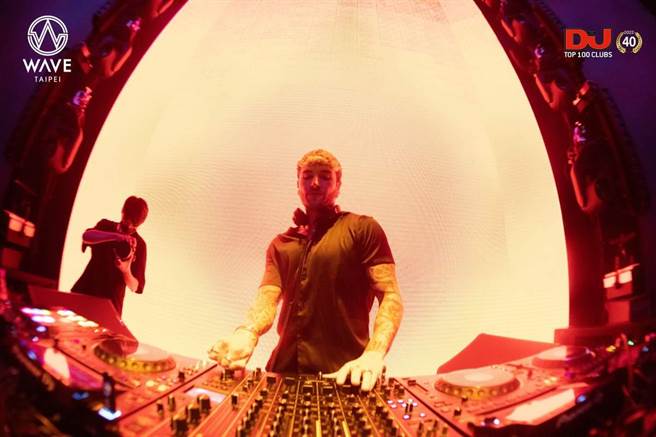 Danny Avila半夜2点现身信义区知名夜店WAVE Taipei舞台。（WAVE Taipei提供）