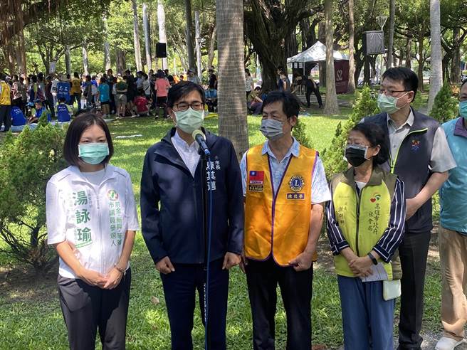 高雄市長陳其邁上午出席身心障礙朋友同樂嘉年華活動表示，今天行程因早就排定，目前還是以市政優先，因此委託亦師亦友、曾經代領過高雄市長的已卸任祕書長楊明州，代為領表登記參選高雄市長。(林雅惠攝)