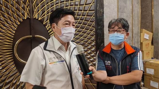 郑宝清说，背离建党精神才叫「背骨」。郑宝清强调，「我爱民进党但我更爱真理，我爱民进党但我更爱桃园。」(赖佑维摄)