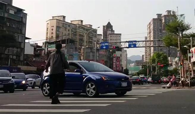 新北市新店区中兴路、宝庆街交叉路口，因左转车流多，有居民反映行人穿越路口安全受到影响。（新北市交通局提供／李奇叡新北传真）