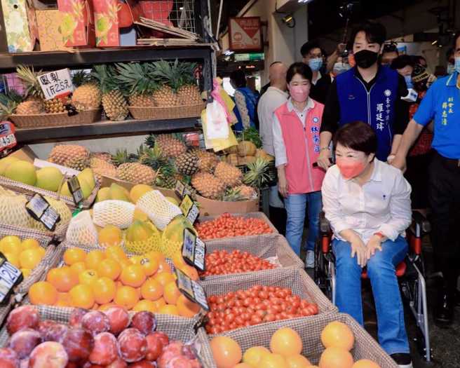 台中市市长卢秀燕日前因腿伤开刀住院，出院后即便坐着轮椅，也坚持一早亲自到中部最大传统市场「建国市场」，了解今年物价与供货情形。（图／取自卢秀燕脸书）