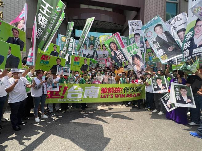 台南市長黃偉哲在大批黨籍民代、黨工及市府團隊的陪同下前往選委會登記參選下屆市長。（洪榮志攝）