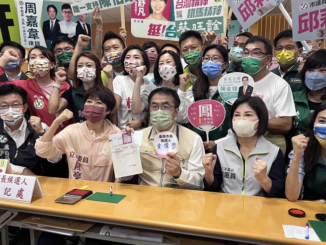 台南市長黃偉哲在大批黨籍民代、黨工及市府團隊的陪同下前往選委會登記參選下屆市長。（洪榮志攝）