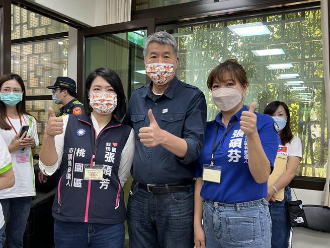 孫文學校總校長張亞中今陪同姊妹花張碩芳和張碩芬參選。(蔡依珍攝)