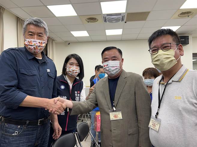 張亞中也和議長邱奕勝巧遇互相鼓勵。(蔡依珍攝)