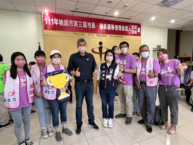 孫文學校總校長張亞中今陪同「勇敢媽咪」張碩芳登記參選桃園區市議員。(蔡依珍攝)