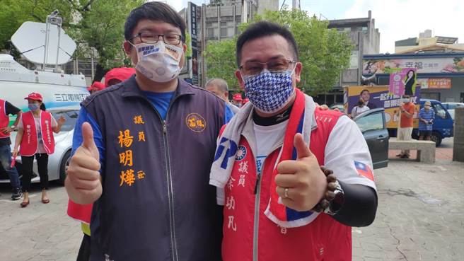 县议员杨明烨到场为徐功凡声援。（李京升摄）