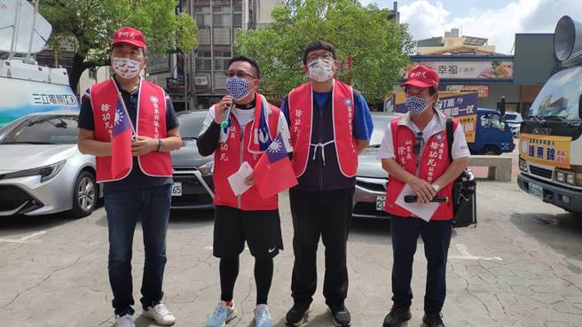 立委徐志荣（左一）、县议员杨明烨（右二）到场为徐功凡（左二）声援。（李京升摄）