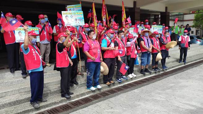 徐功凡支持者到场力挺。（李京升摄）