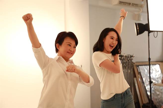 台中市長盧秀燕是藍營全台最強母雞（左），日前與全台各地國民黨選將合拍競選宣傳照。（國民黨台中市黨部提供／張亦惠台中傳真）