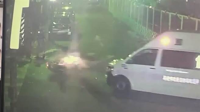 新北市新庄区福营派有名员警林姓男子，在昨日晚间11时23分在处理交通事故时，有辆行经此地的机车不慎撞上值勤的救护车，摔车后滑行后又撞上林男，结果林男头部遭到重击，送医治疗后发现是蜘蛛网膜破裂，目前进加护病房治疗，状况稳定。(新庄警分局提供)