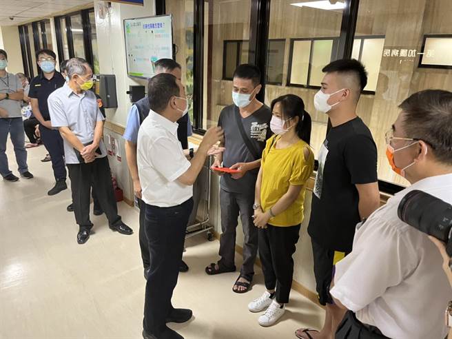 新北市新庄区福营派有名林姓员警，昨(31)日晚间11时23分在处理交通事故时，有辆机车不慎撞上值勤的救护车，事故波及到林警造成他头部重击，送医后发现是蜘蛛网膜破裂，目前进加护病房治疗，状况稳定；新北市长侯友宜在今日早上亲赴医院慰问家属，强调新北市警局会全力协助处理。(新北市警局提供)