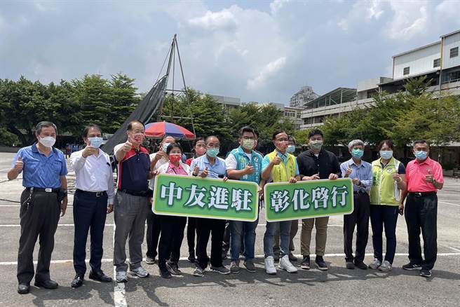 彰化市公所31日与彰化县政府和中友百货设立专案的益彰股份有限公司完成第二停车场用地及地上物点交。（吴敏菁摄）