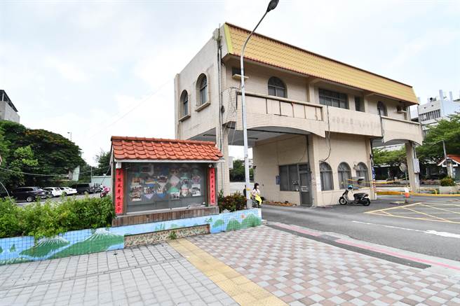 彰化市公所31日与彰化县政府和中友百货设立专案的益彰股份有限公司完成第二停车场用地及地上物点交。（吴敏菁摄）