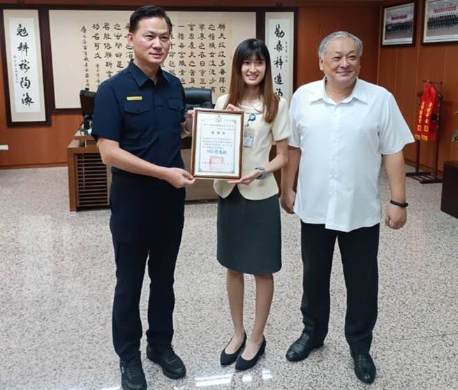 太平区农余文钦展现力挺警方阻诈动力，每每有自家行员协助警方阻诈骗成功，只要警方要前来颁奖时，他一定到场，给行员们肯定。(太平警分局提供／冯惠宜台中传真)