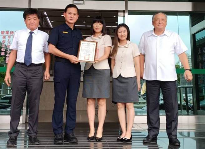 太平区农余文钦展现力挺警方阻诈动力，每每有自家行员协助警方阻诈骗成功，只要警方要前来颁奖时，他一定到场，给行员们肯定。(太平警分局提供／冯惠宜台中传真)