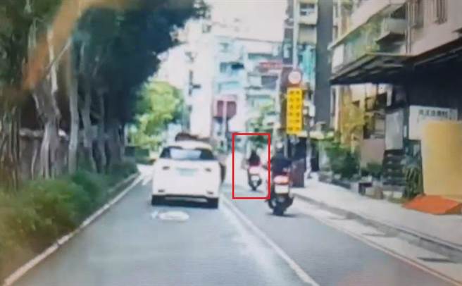 当时周姓男子骑着机车行驶于外侧车道。（警方提供／李奇叡新北传真）
