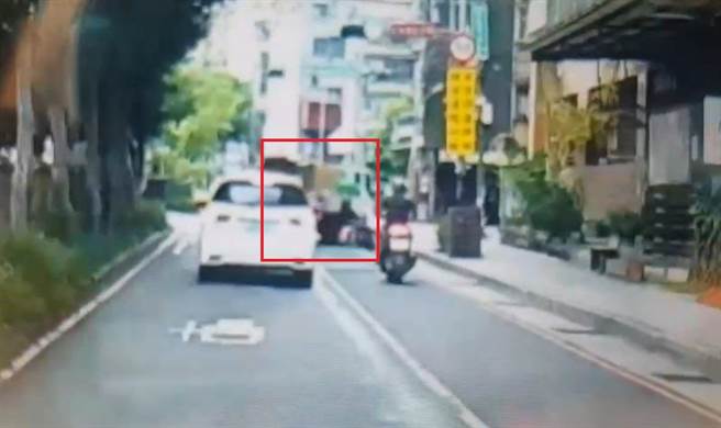 行驶于内侧车道的小货车突然右转，让外侧直行的机车急剎闪躲，发生擦撞。（警方提供／李奇叡新北传真）