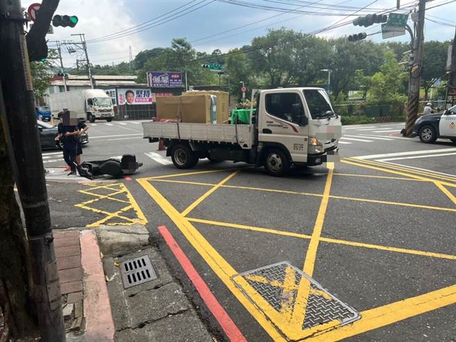 中和警方获报后立即派员赶赴事故现场，并依规定测绘拍照记录。（警方提供／李奇叡新北传真）