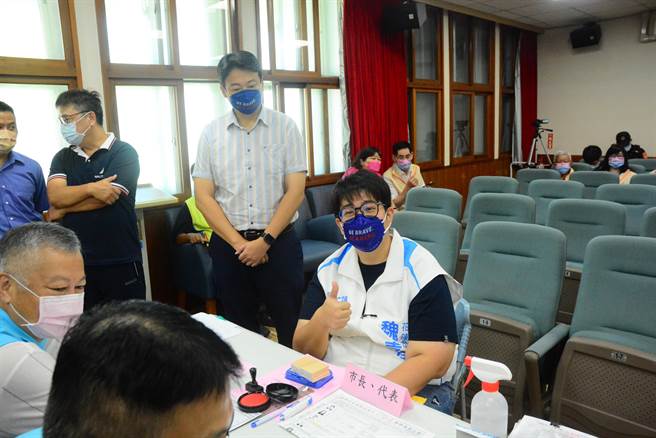 花莲市长参选人魏嘉彦前往公所三楼礼堂，完成登记作业，哥哥市长魏嘉贤也特地请假陪同。（王志伟摄）