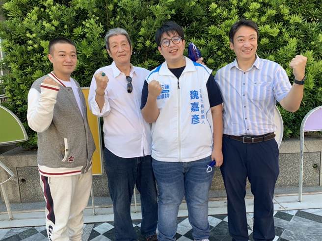 「魏家班」动员，右起魏嘉贤、魏嘉彦、父亲魏东河以及魏钰晟。（王志伟摄）