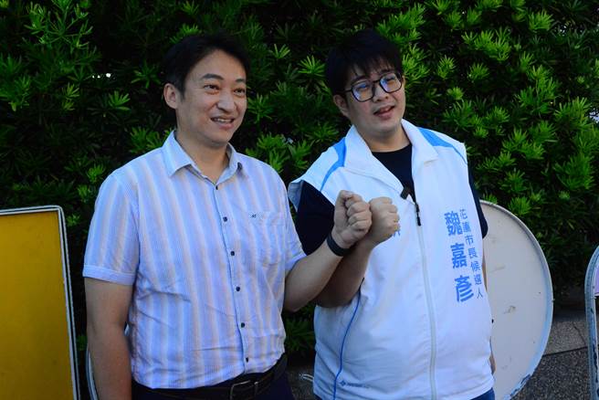 魏嘉贤鼓励弟弟魏嘉彦继续为市政打拚。（王志伟摄）