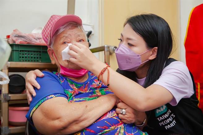 民眾党新竹市长参选人高虹安（右）今担任华山基金会一日志工，探访独居88岁刘奶奶。（高虹安团队提供／王惠慧新竹传真）