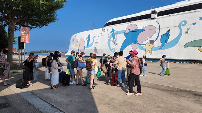 台南安平直航澎湖马公的丽娜轮第3度復航。（观旅局提供／洪荣志台南传真）