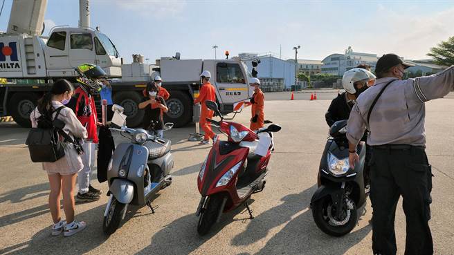 丽娜轮復航后，首度开放旅客可以「随身行李」方式托运250cc以下的机车。（观旅局提供／洪荣志台南传真）