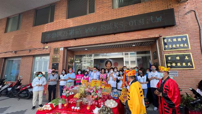 國民黨高雄市長參選人柯志恩今（31）日出席競選總部祈安植福儀式。（柯宗緯攝）