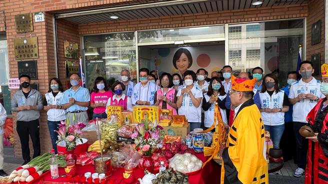 國民黨高雄市長參選人柯志恩今（31）日出席競選總部祈安植福儀式。（柯宗緯攝）