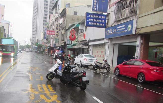 台中市警察局交通警察大队指出，瞬间大雨导致路面积水，汽机车快速行驶发生「打水漂」造成车祸事故，建议用路人减速慢行。（台中市警察局提供／张妍溱台中传真）