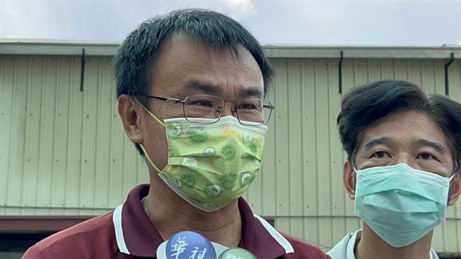 國民黨桃園市長參選人張善政被爆出過去任職宏碁公司副總期間申請農委會的研究案涉抄襲，農委會主委陳吉仲（左）表示，已請主責單位調查。（張毓翎攝）