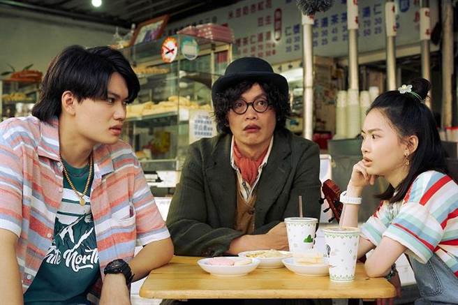 花莲县文化局委托曾获金马奖提名电影《无声》制作团队「赤兔影像」，以80年前的花莲港为背景，拍摄跨时空的爱情喜剧微电影《寻找回忆的金木君》，向观眾诉说日据时期花莲港建港歷史脉络，9月3日将于花莲铁道电影院首映；图为《寻找回忆的金木君》剧照。（花莲县文化局提供／罗亦晽花莲传真）