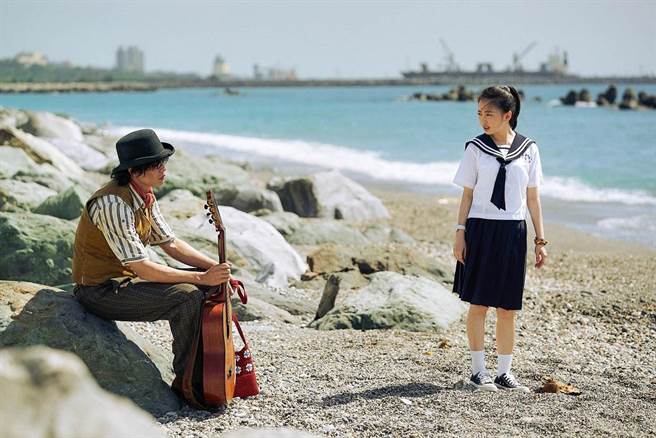 花莲县文化局委托曾获金马奖提名电影《无声》制作团队「赤兔影像」，以80年前的花莲港为背景，拍摄跨时空的爱情喜剧微电影《寻找回忆的金木君》，向观眾诉说日据时期花莲港建港歷史脉络，9月3日将于花莲铁道电影院首映；图为《寻找回忆的金木君》剧照。（花莲县文化局提供／罗亦晽花莲传真）
