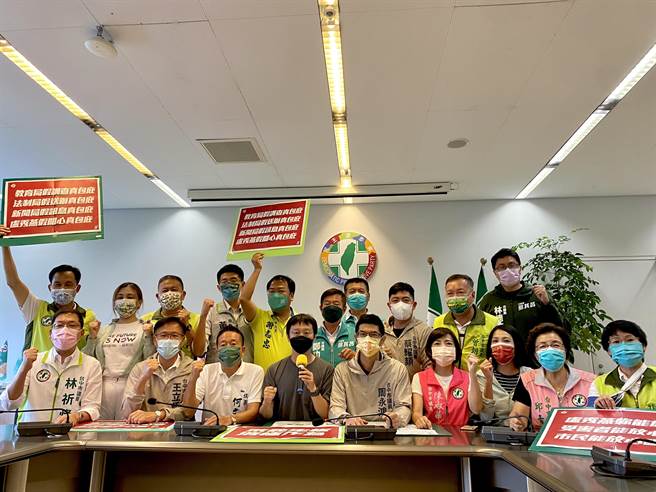 台中市议会民进党团今天召开记者会，批市府包庇狼师、抹黑人本基金会。（张亦惠摄）