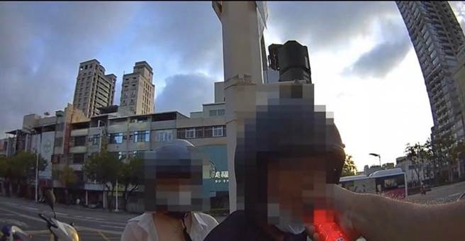 苓雅分局员警29日执行巡逻时，看见邱女骑着共乘机车违规迴转，经实施呼气酒测，酒测值达0.51，员警当场逮捕邱女，并依公共危险罪移送侦办。（高市苓雅分局提供／杨舒婷高雄传真）