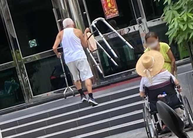 爷爷独自扛拐杖及辅助器爬楼梯原因曝光，网友们直呼：「祝爷爷奶奶身体健康」。（图／路上观察学院）
