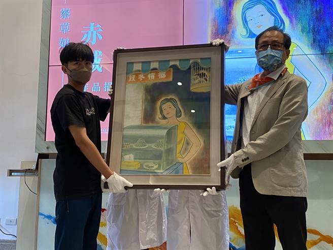 蔡草如孙子蔡宗颖(左)今天代表捐出86幅画给南美馆典藏，由董事长苏宪法代表受赠。(曹婷婷摄)